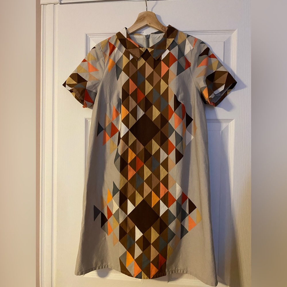 Beautiful designer dress with a 60’s vibe.